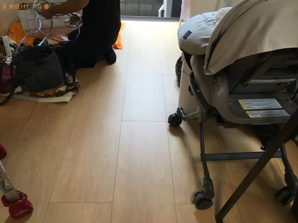 二人掛けソファー、四人用ダイニングテーブル、椅子、ラック等の回収